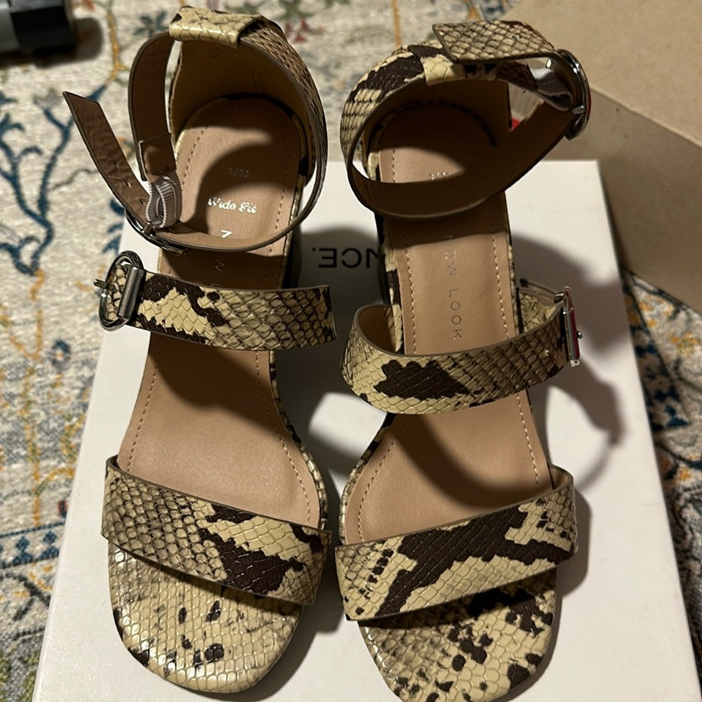 Women’s NEW LOOK  sandal, size 6 New